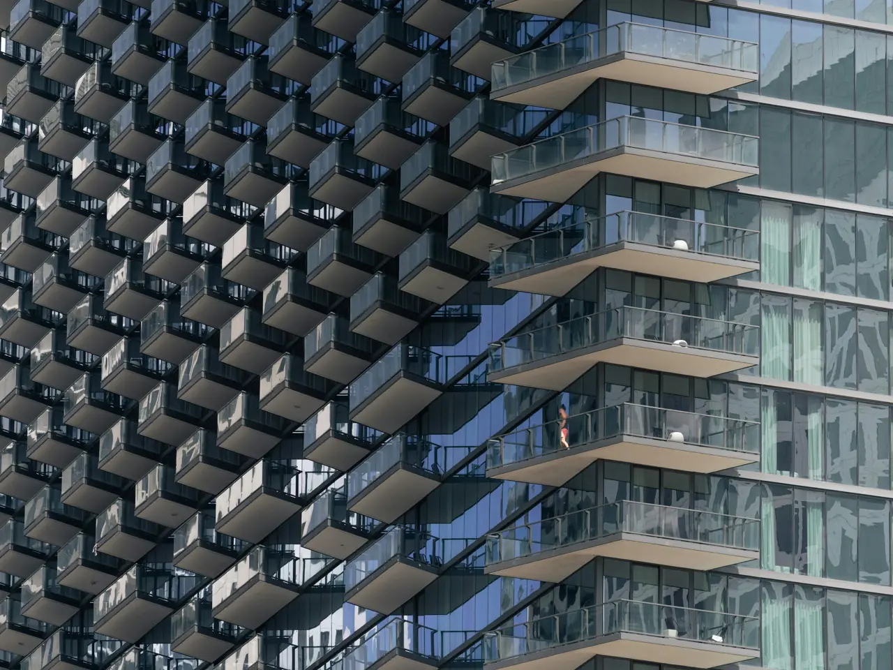 Façade d'un immeuble résidentiel moderne aux balcons en saillie